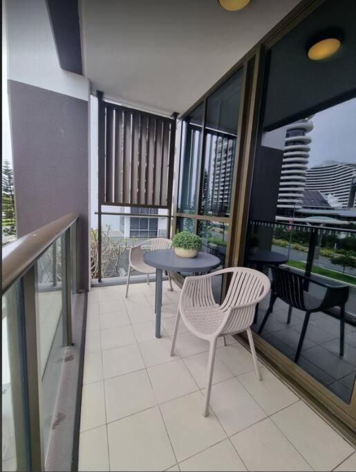 Broadbeach Stunner Modern And Central Гоулд Коуст Екстериор снимка