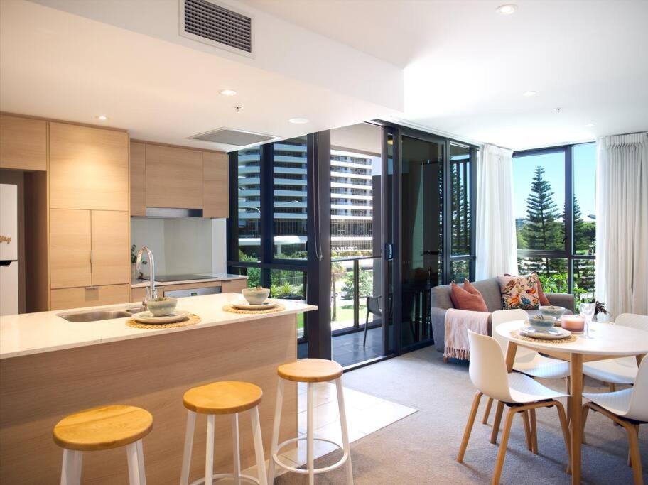 Broadbeach Stunner Modern And Central Гоулд Коуст Екстериор снимка