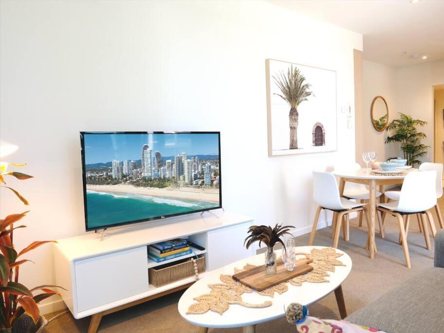 Broadbeach Stunner Modern And Central Гоулд Коуст Екстериор снимка