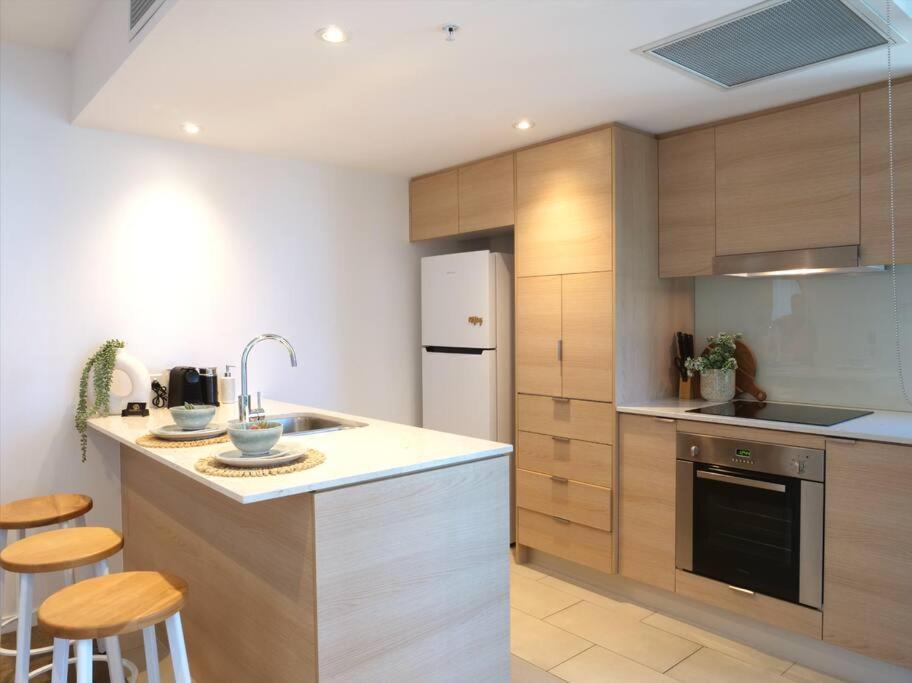 Broadbeach Stunner Modern And Central Гоулд Коуст Екстериор снимка
