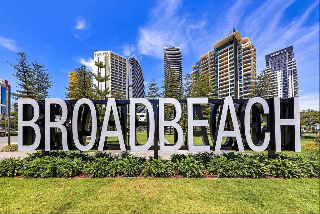 Broadbeach Stunner Modern And Central Гоулд Коуст Екстериор снимка